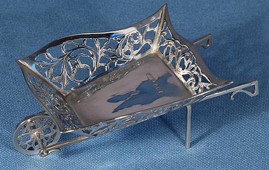 A silver Art Nouveau bon bon basket, in the form of a wheelbarrow, Length 4 ¾”/121mm Width 3”/75mm Height 1 ¾”/45. Weight 1.4ozs/41grms